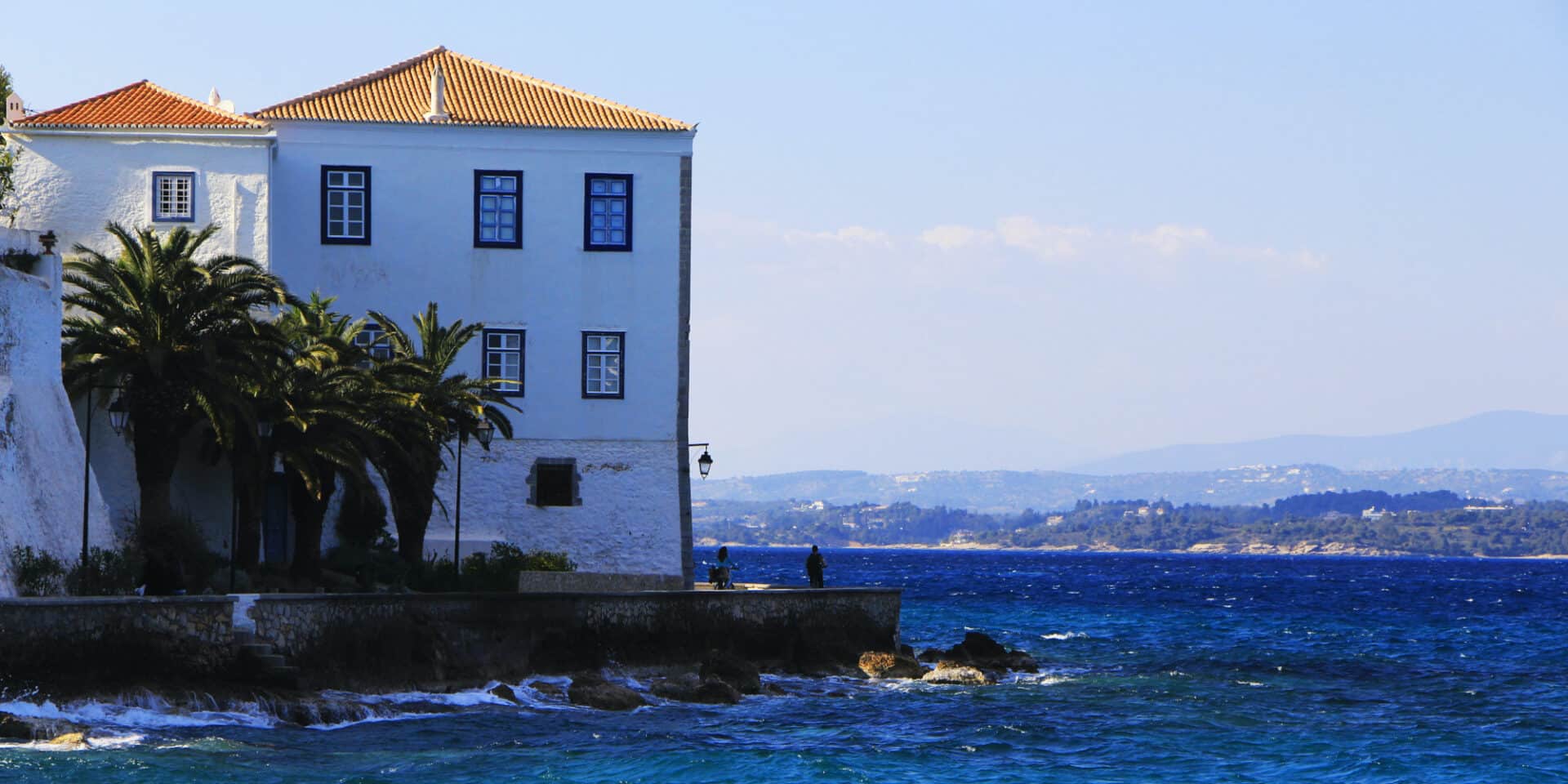 Εικόνα αρχοντικού στην παραλία των Σπετσών