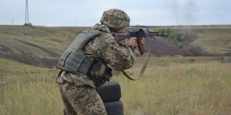 Η Γερμανία προμηθεύει με 5.000 στρατιωτικά κράνη την Ουκρανία