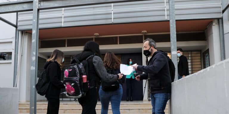 Επιστροφή τη Δευτέρα στα σχολεία με self test, για μαθητές και εκπαιδευτικούς