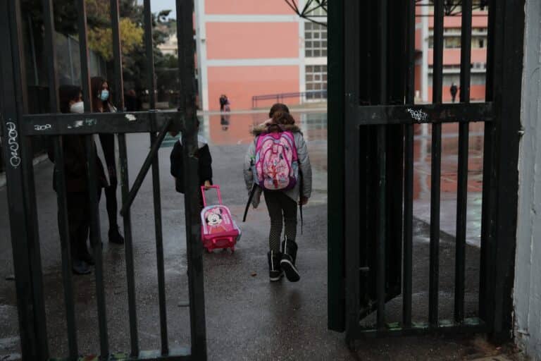 Κορονοϊός: Πώς θα δίνονται οι άδειες σε γονείς και εργαζόμενους που νοσούν – Όλη η τροπολογία