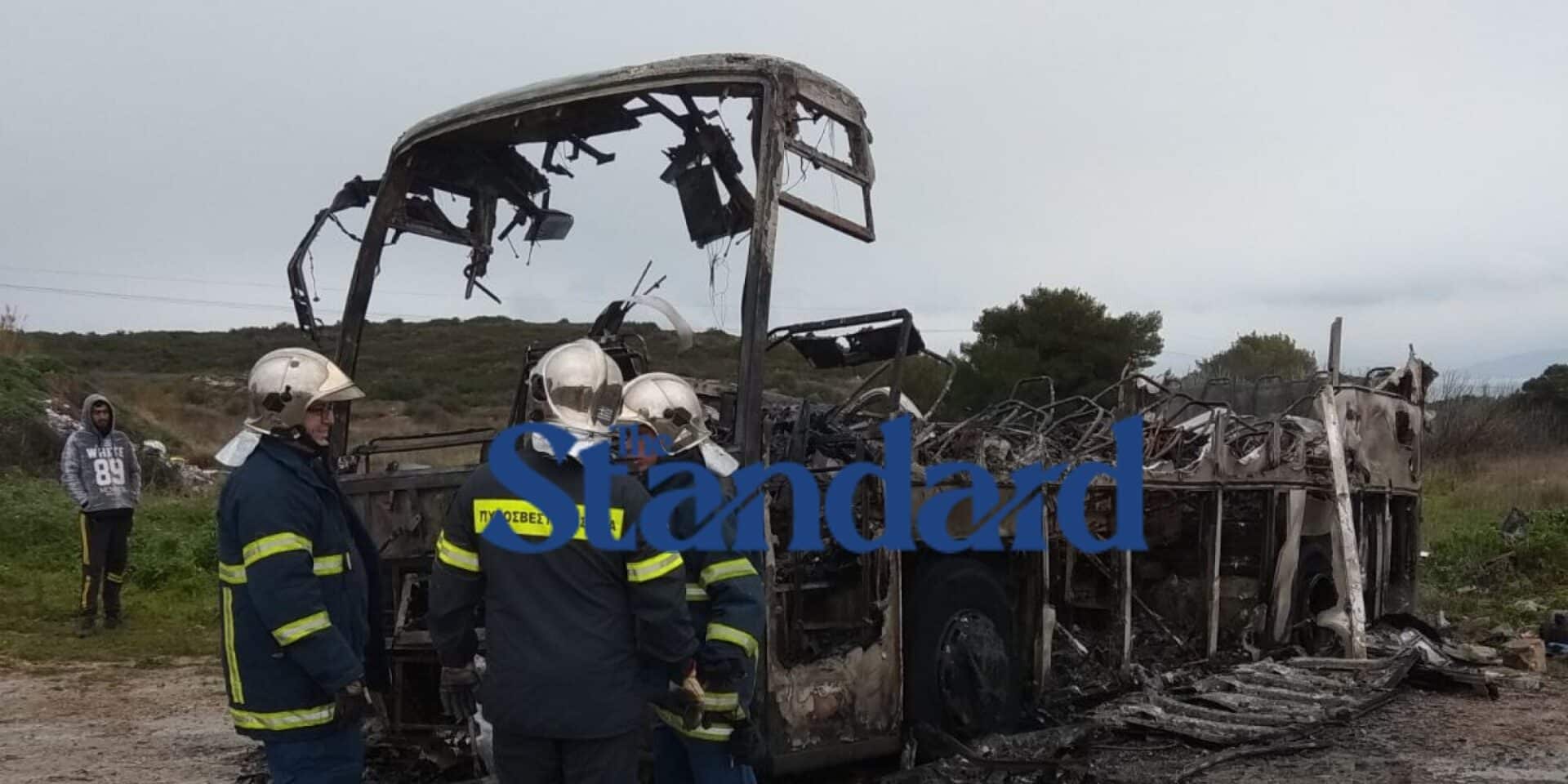 Το σχολικό λεωφορείο που πήρε φωτιά στα Σπάτα