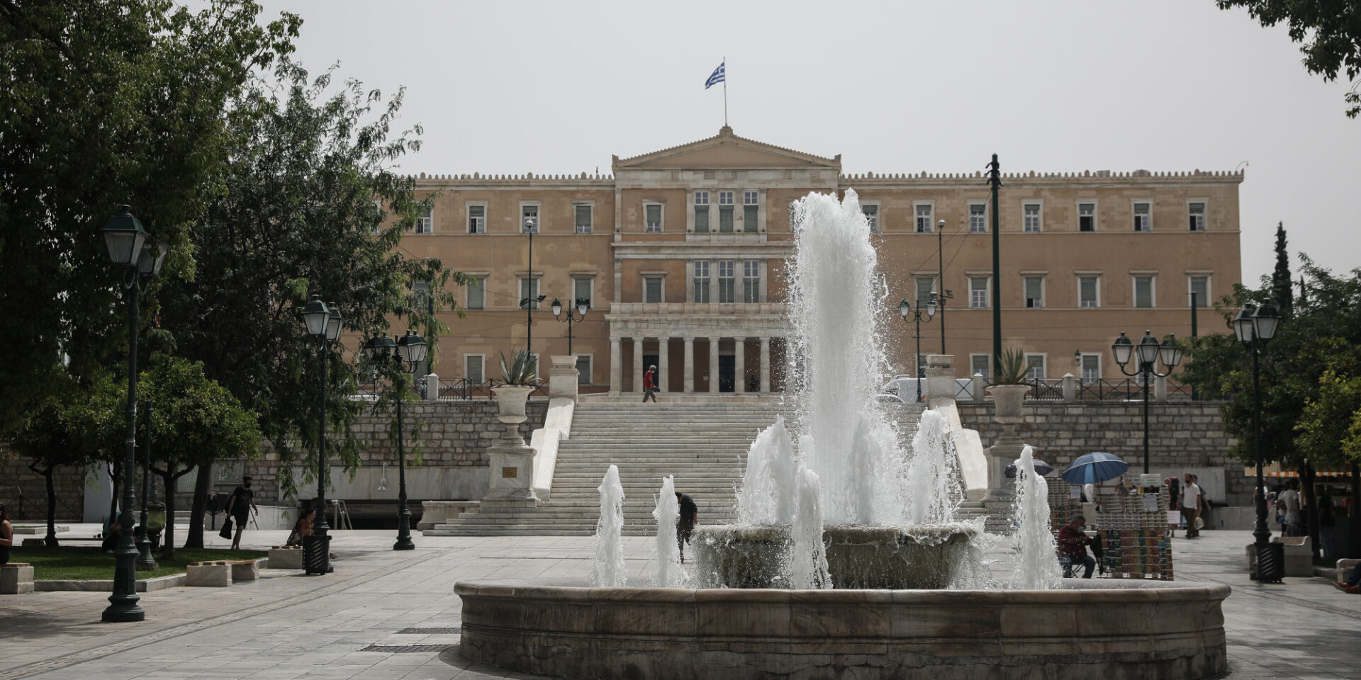 To σιντριβάνι στο κέντρο της πλατείας Συντάγματος με φόντο τη Βουλή