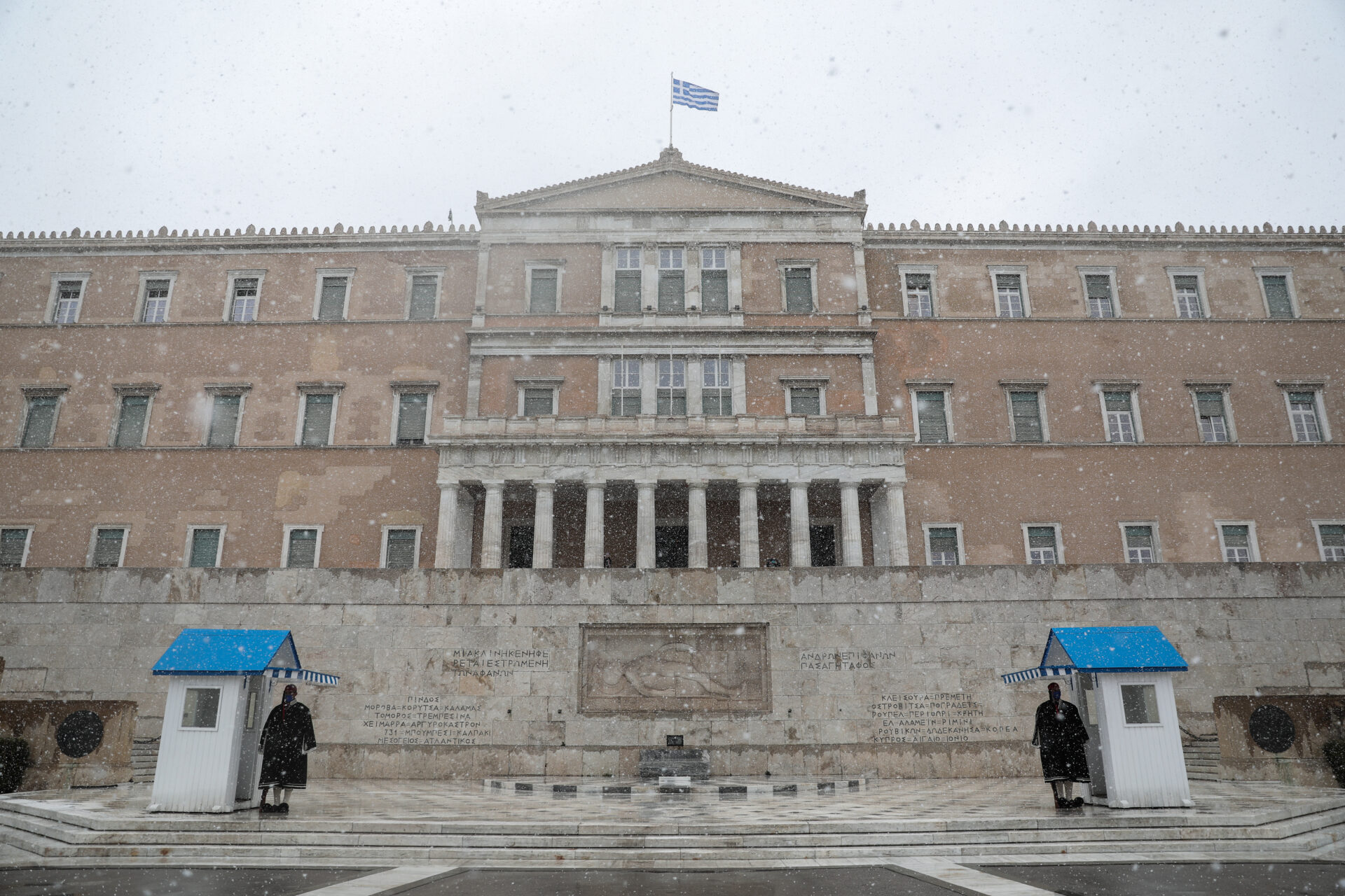 Η Βουλή χιονισμένη