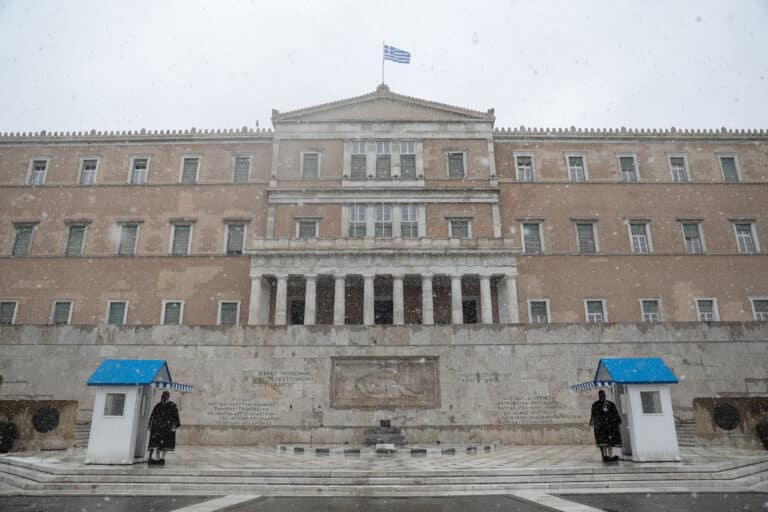 Κακοκαιρία «Ελπίς»: Μαγικές εικόνες από το χιονισμένο Σύνταγμα (εικόνες)