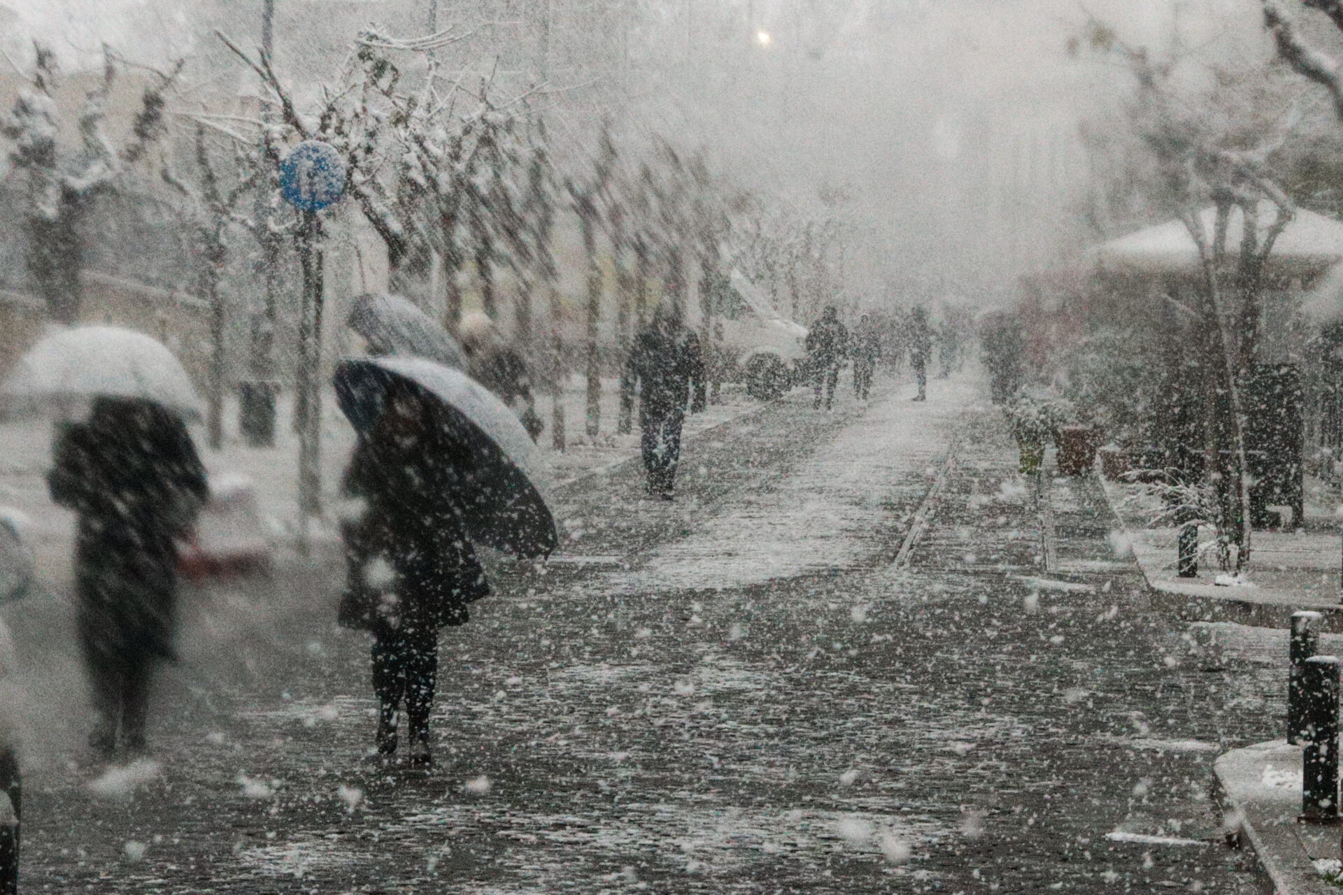 Κόσμος περπατάει στο χιόνι