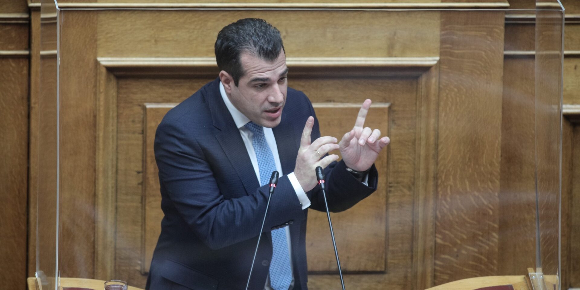 Ο υπουργός Υγείας, Θάνος Πλεύρης στη Βουλή