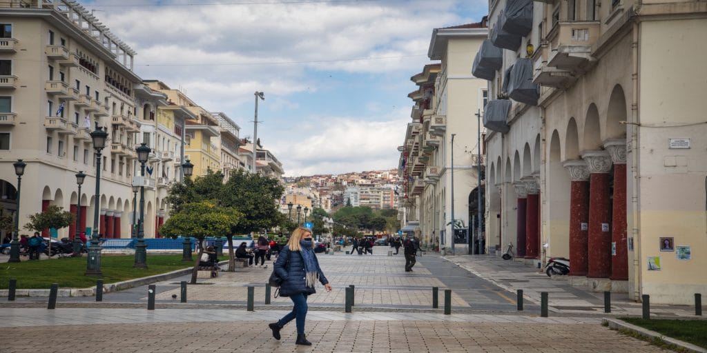 Πολίτες περπατούν στην Πλατεία Αριστοτέλους στην Θεσσαλονίκη