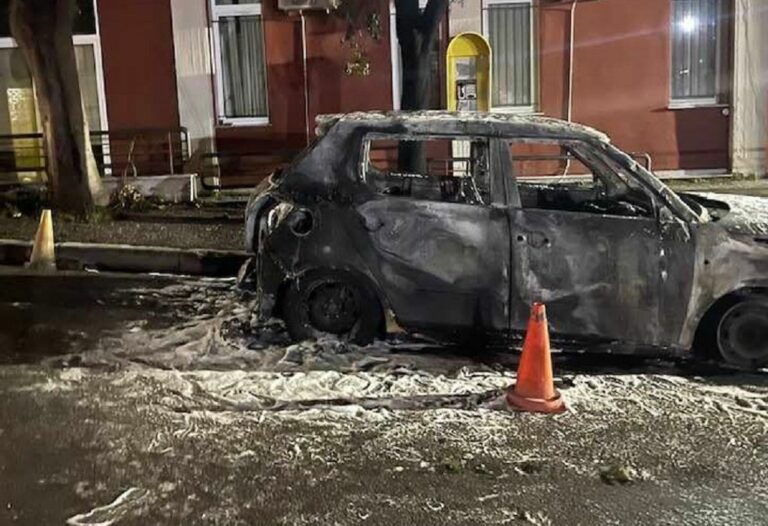 Θεσσαλονίκη: Επίθεση με έξι μολότοφ στο δημαρχείο Θερμαϊκού – Κάηκε δημοτικό όχημα