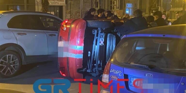 Θεσσαλονίκη: Ανετράπη αυτοκίνητο στο κέντρο της πόλης (βίντεο)