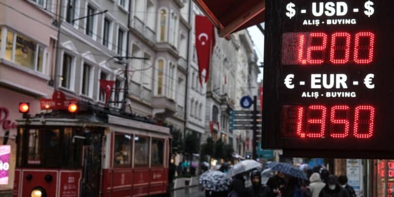 Τουρκία: Συμφωνία ανταλλαγής νομισμάτων ύψους 5 δις δολαρίων με τα Αραβικά Εμιράτα
