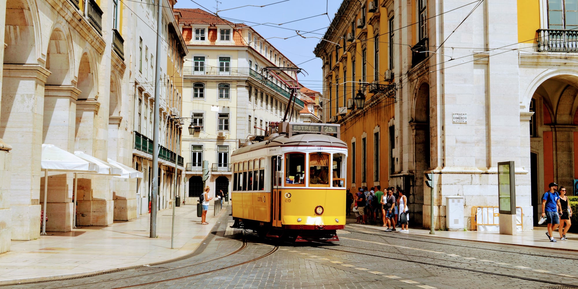 Τα κλασικά τραμ στο κέντρο της Λισαβόνας στην Πορτογαλία