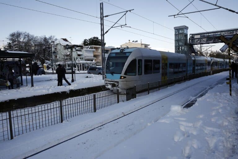 Κακοκαιρία «Ελπίδα»: Μηνυτήρια αναφορά καταθέτουν επιβάτες της αμαξοστοιχίας που ακινητοποιήθηκε στη Λιβαδειά