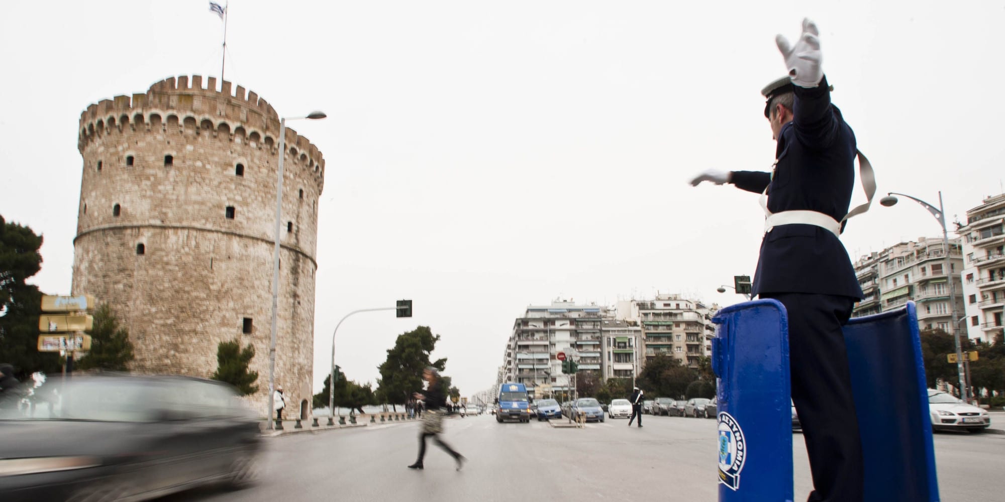 Τροχονόμος μπροστά στον Λευκό Πύργο στη Θεσσαλονίκη