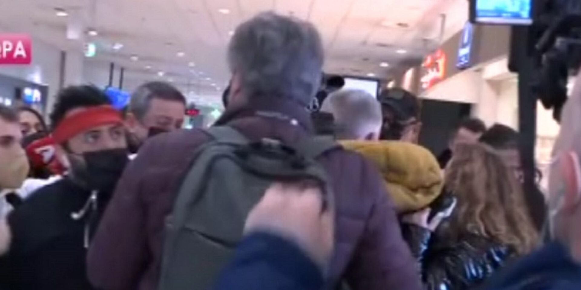 Δημοσιογράφοι και φωτορεπόρτερ στο αεροδρόμιο για την υποδοχή του Βαλάντη