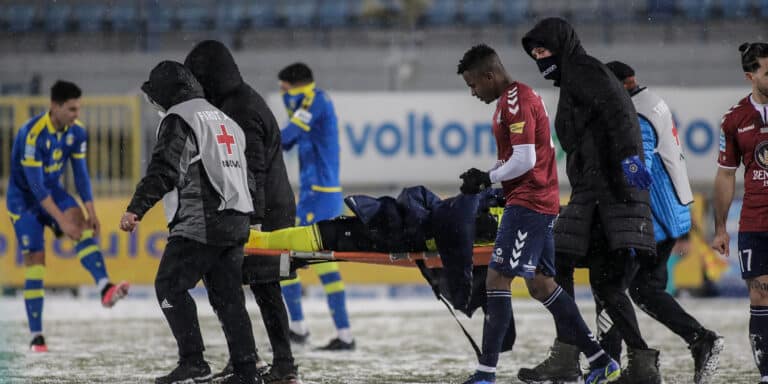 Super League: Σοκ με Βέρχουλστ, έφυγε με το φορείο από το γήπεδο