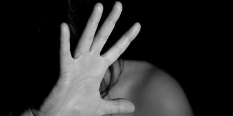 Σοκ στον Βόλο: Νεαροί παρέσυραν 20χρονη σε ερημική τοποθεσία και την βίασαν