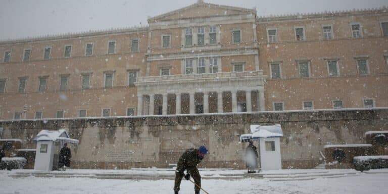 Κακοκαιρία «Ελπίς»: Αναβάλλονται οι εργασίες της Βουλής