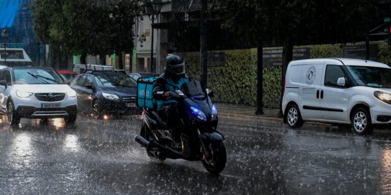 Καταγγελία ΓΣΕΕ: Η Wolt απέλυσε διανομέα επειδή προστάτευσε συναδέλφους του στην κακοκαιρία