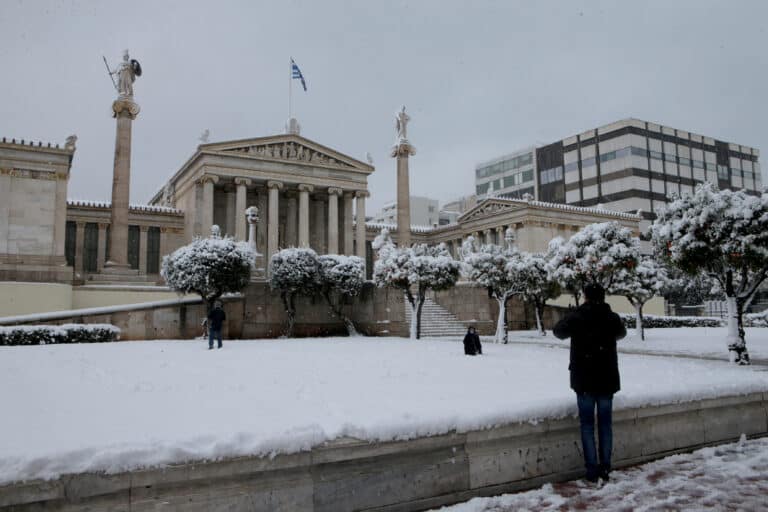 Τα πρώτα χιόνια «πέφτουν» στο κέντρο της Αθήνας – Ποιοι δρόμοι είναι κλειστοί