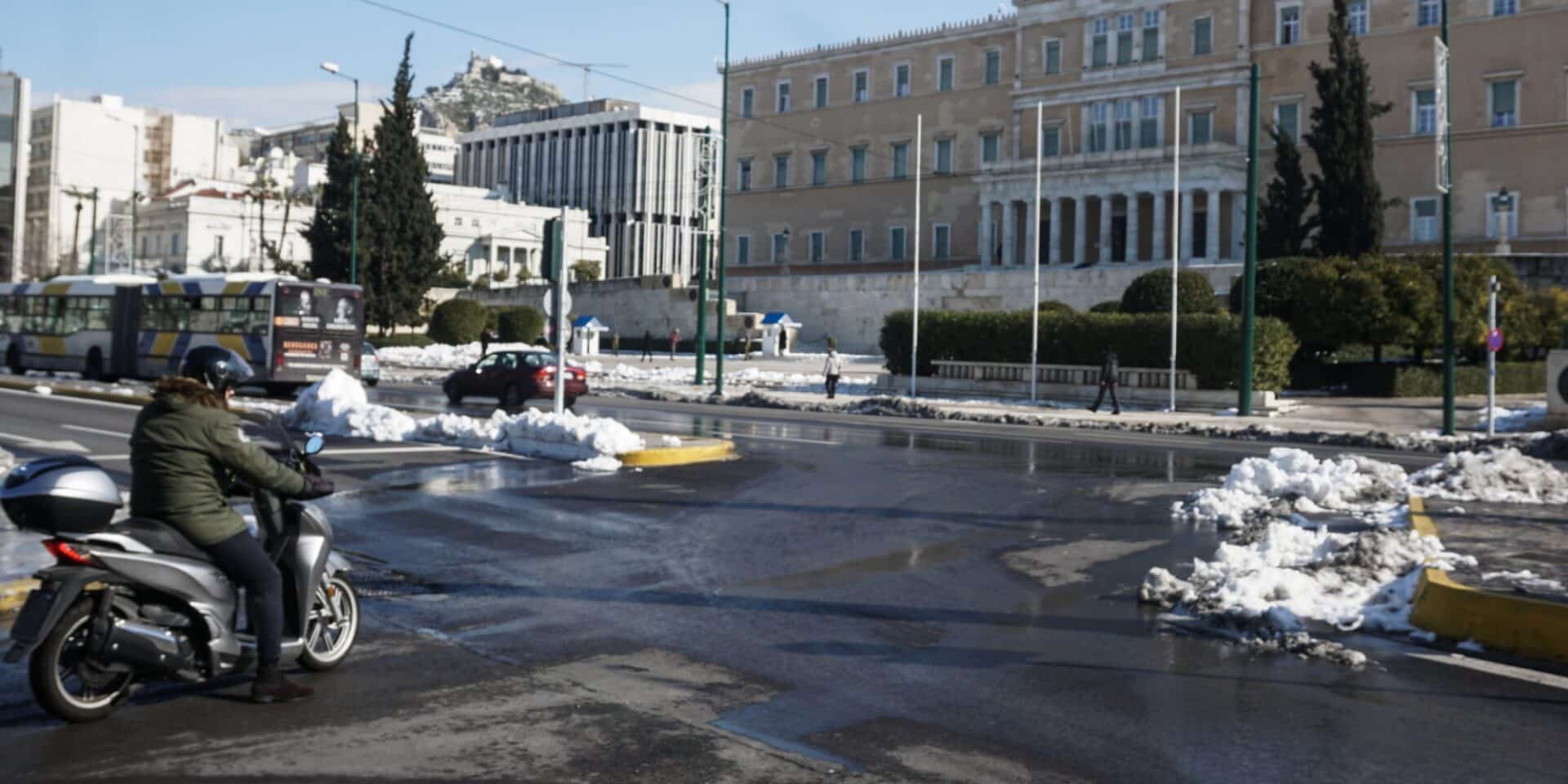 Στιγμιότυπο από το Σύνταγμα τέσσερις ημέρες μετά την έντονη χιονόπτωση που προκάλεσε η κακοκαιρία «Ελπίς»