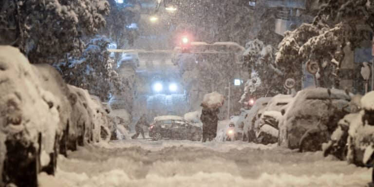 Τι είναι η χιονοκαταιγίδα που παρατηρείται τις τελευταίες ώρες – Βροντές και αστραπές χωρίς όμως βροχόπτωση
