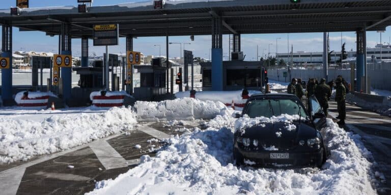 Αττική Οδός: Μεταφέρθηκαν στο πάρκινγκ του αεροδρομίου τα εγκαταλελειμμένα αυτοκίνητα