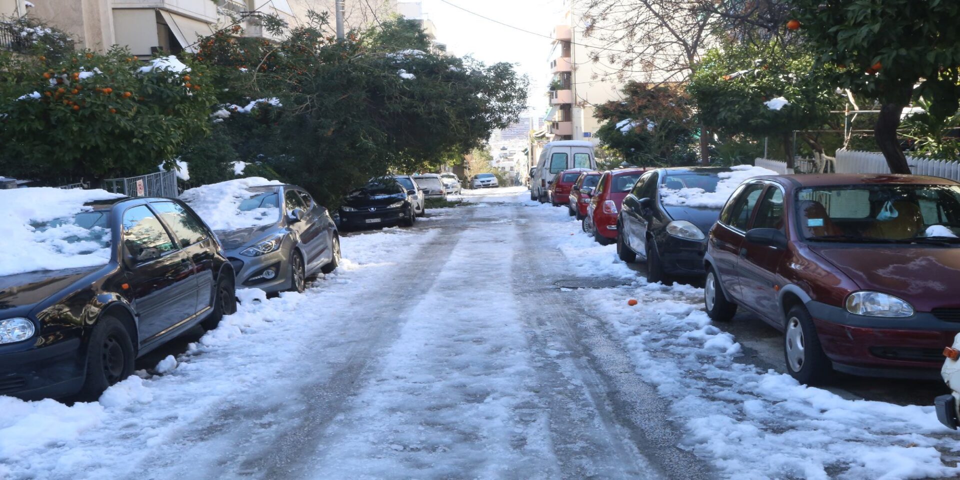 Παγετός και χιόνι σε δρόμο της Κυψέλης