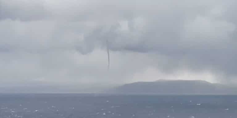 Κρήτη: Εντυπωσιακός υδροστρόβιλος στη θάλασσα