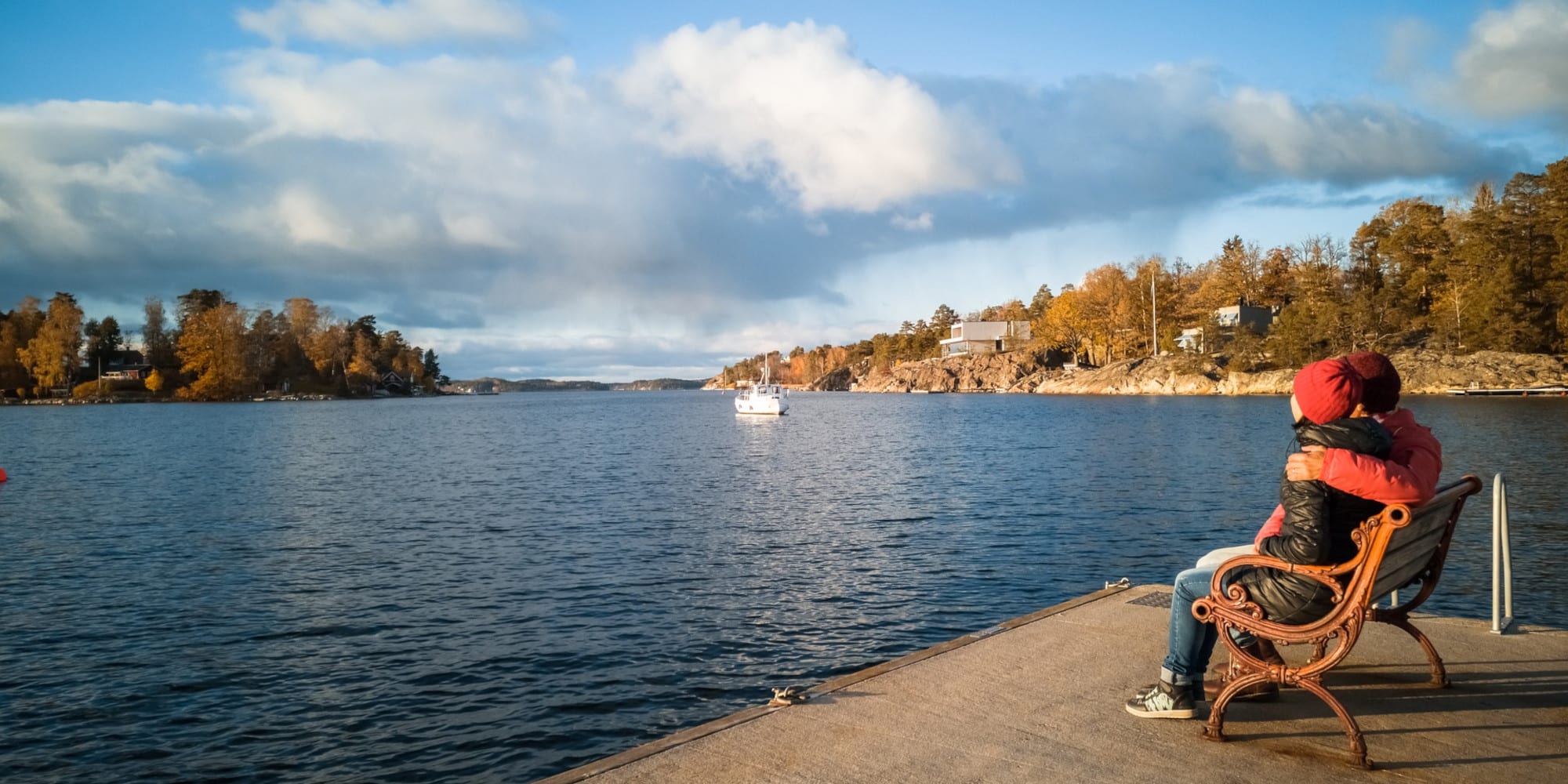 Ζευγάρι σε παγκάκι με θέα τη Βαλτική θάλασσα στη Σουηδία
