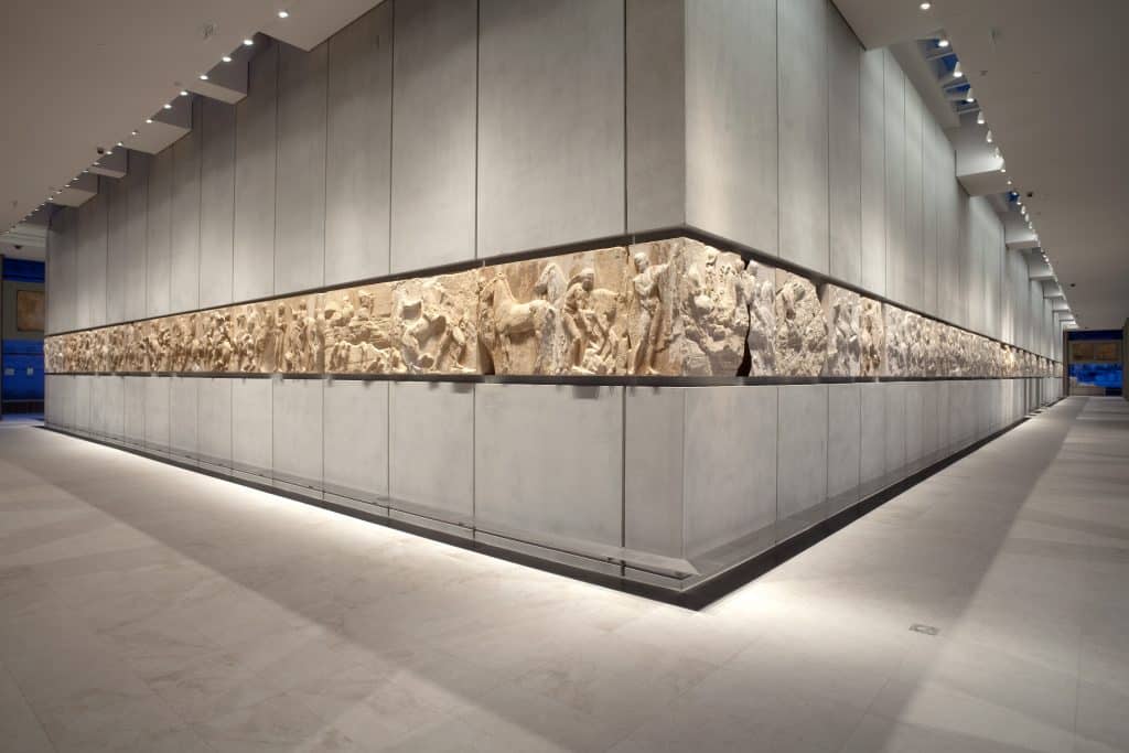 Η νοτιοδυτική γωνία της ζωφόρου του Παρθενώνα, από την οποία ξεκινούν τα δύο σκέλη της πομπής των Παναθηναίων / Φωτογραφία: ΑΠΕ-ΜΠΕ