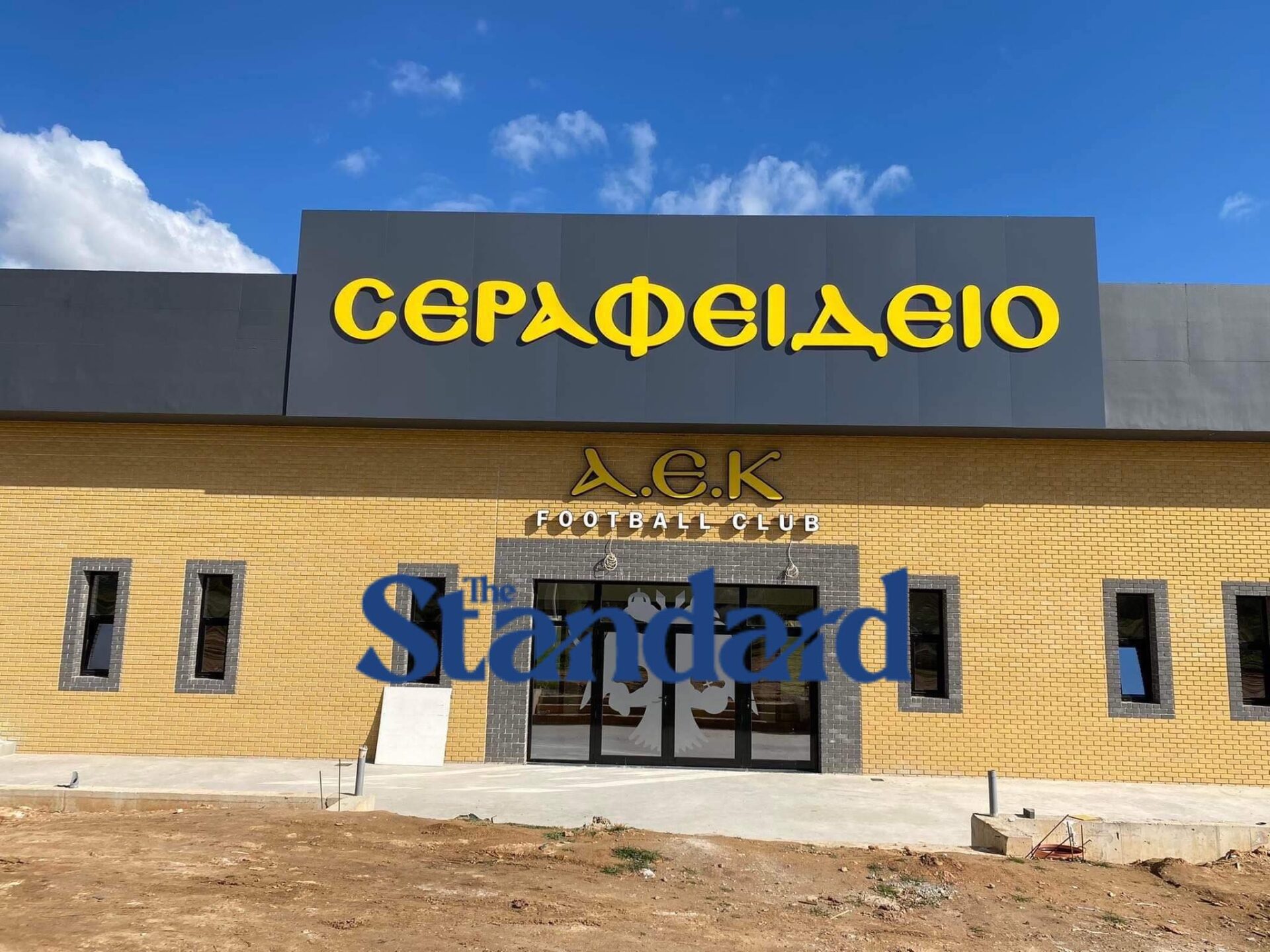 Δείτε την φωτογραφία που εξασφάλισε από τα Σπάτα το «The Standard» με την είσοδο στο «Σεραφείδιο» να θυμίζει το «Νίκος Γκούμας» της Νέας Φιλαδέλφειας