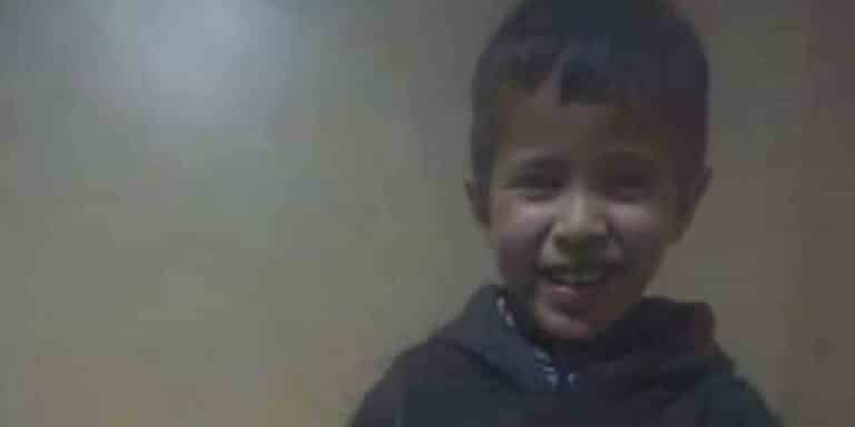 Απεγκλωβίστηκε ο 5χρονος Ράιαν στο Μαρόκο μετά από πέντε ημέρες – Ξέσπασε σε χειροκροτήματα ο κόσμος (βίντεο)