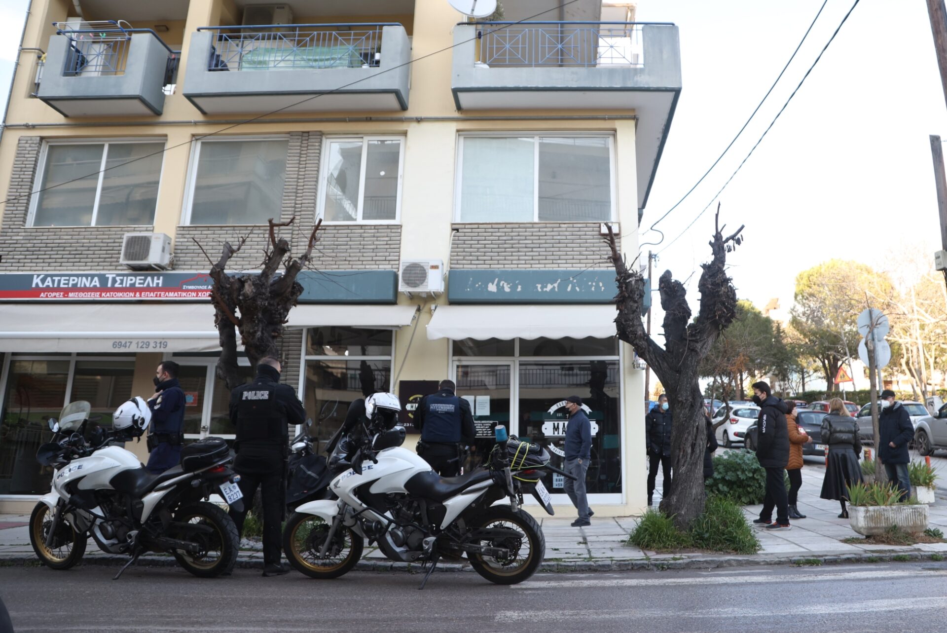 Αστυνομία έξω από το κομμωτήριο που σημειώθηκε οπαδική βία