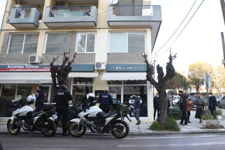 Θεσσαλονίκη: Nέο οπαδικό επεισόδιο – Ξυλοκόπησαν με γκλομπ νεαρό μέσα σε κομμωτήριο (εικόνες)