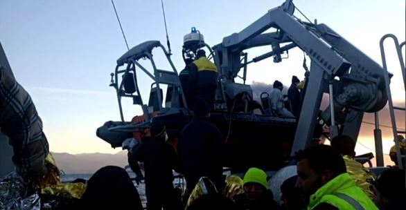Συγκλονιστικές εικόνες από το κατάστρωμα του φλεγόμενου πλοίου Euroferry Olympiα - Επιβάτες με σωσίβια