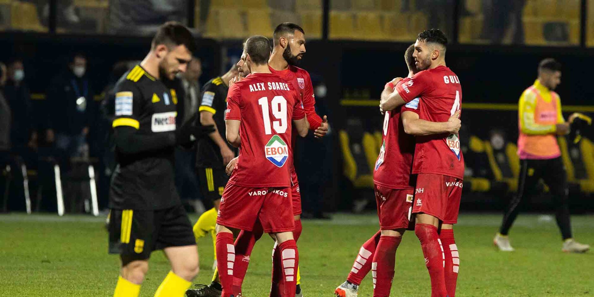 Οι παίκτες του Βόλου πανηγυρίζουν στη νίκη επί του Άρη στη Super League