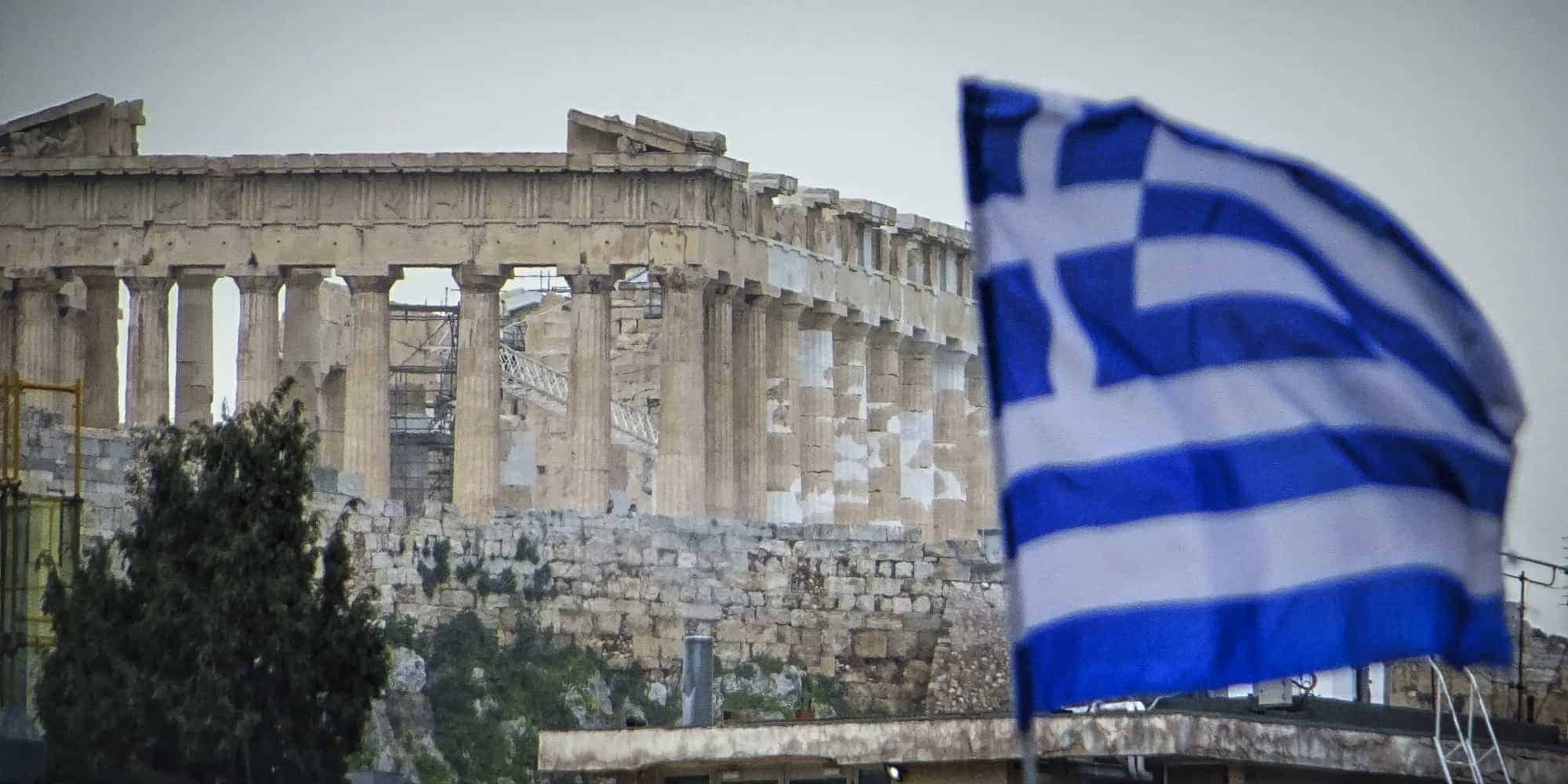 Η Ακρόπολη με ελληνική σημαία