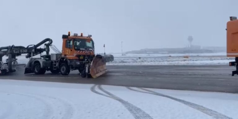 Εντυπωσιακό βίντεο από το «Ελευθέριος Βενιζέλος» – Πώς κατάφεραν και το καθάρισαν εν μέσω χιονιά