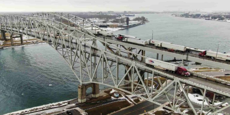 Καναδάς: Κλειστή παραμένει η γέφυρα Αμπάσαντορ – Επεισόδια με διαδηλωτές και συλλήψεις