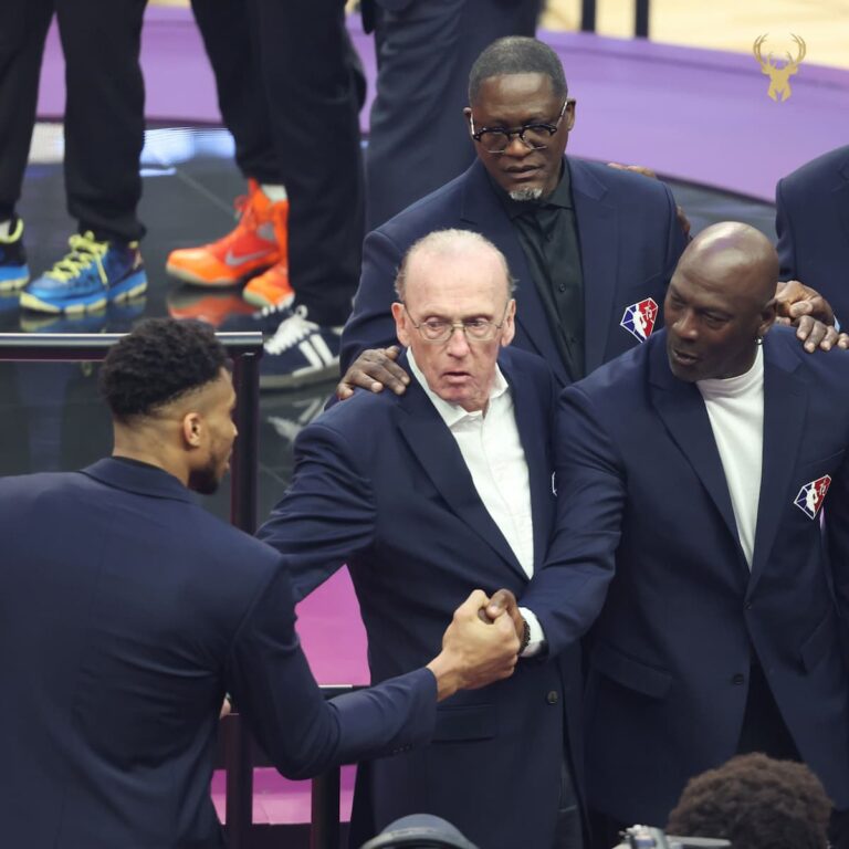 Γιάννης Αντετοκούνμπο – Mάικλ Τζόρνταν: H χειραψία όνειρο ζωής για το παιδί από τα Σεπόλια (εικόνες & βίντεο)