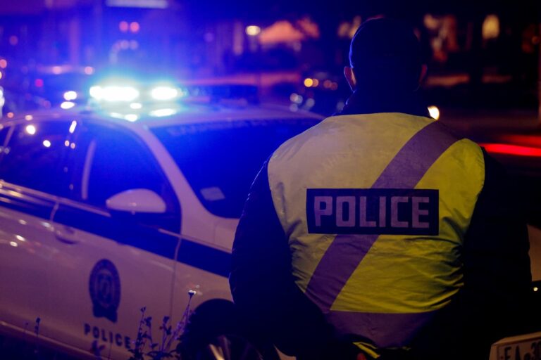 Αστυνομικός σοκάρει: «Ομάδα μετέφερε στους σάκους καπνογόνα και πιστόλια ευθείας βολής, με οπαδούς να τα παραλαμβάνουν από τα αποδυτήρια»