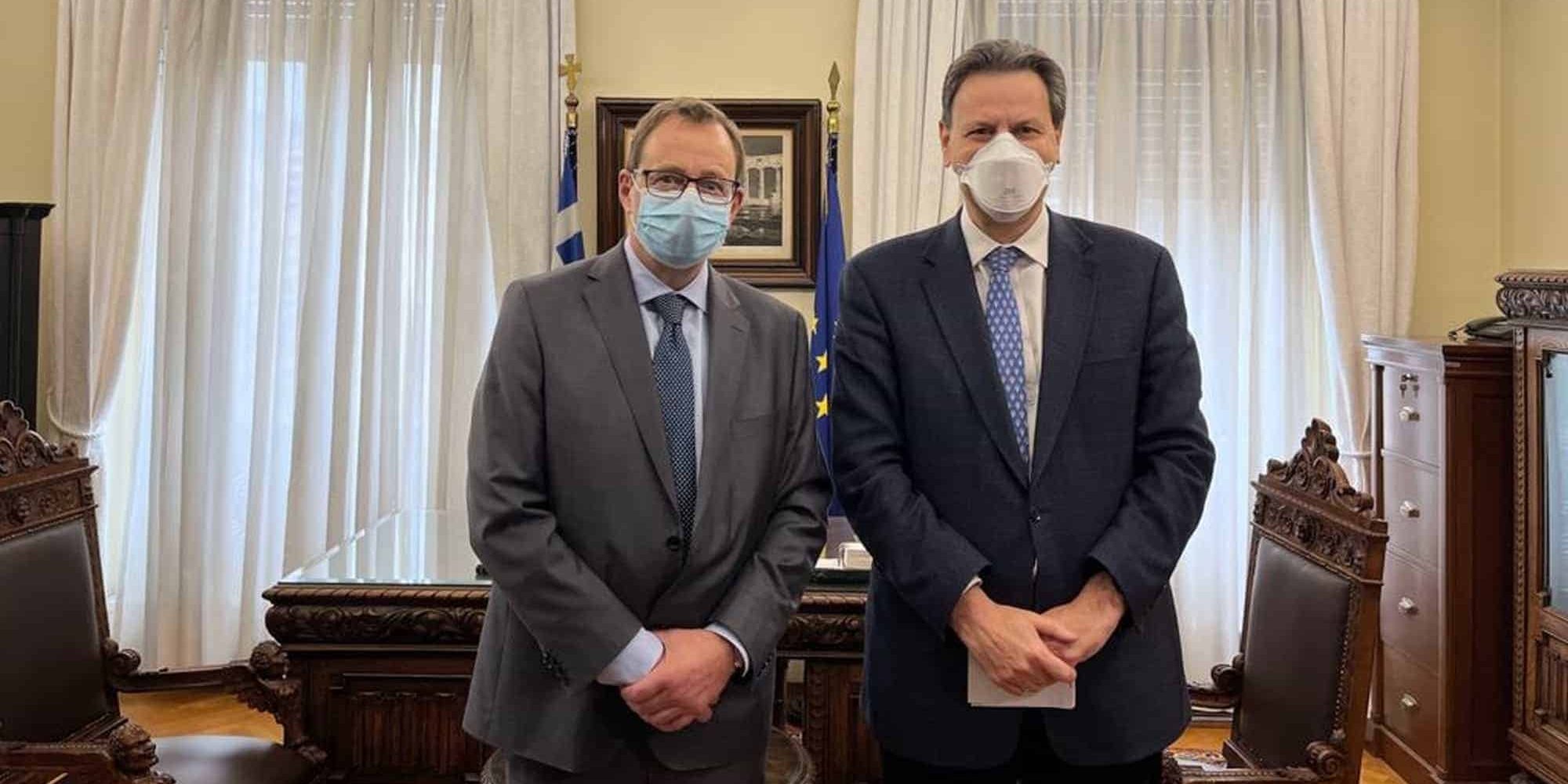 Ο αντιπρόεδρος της ΕΤΕπ Κρίστιαν Κέτελ Τόμσεν και ο αναπληρωτής υπουργός Οικονομικών, Θόδωρος Σκυλακάκης