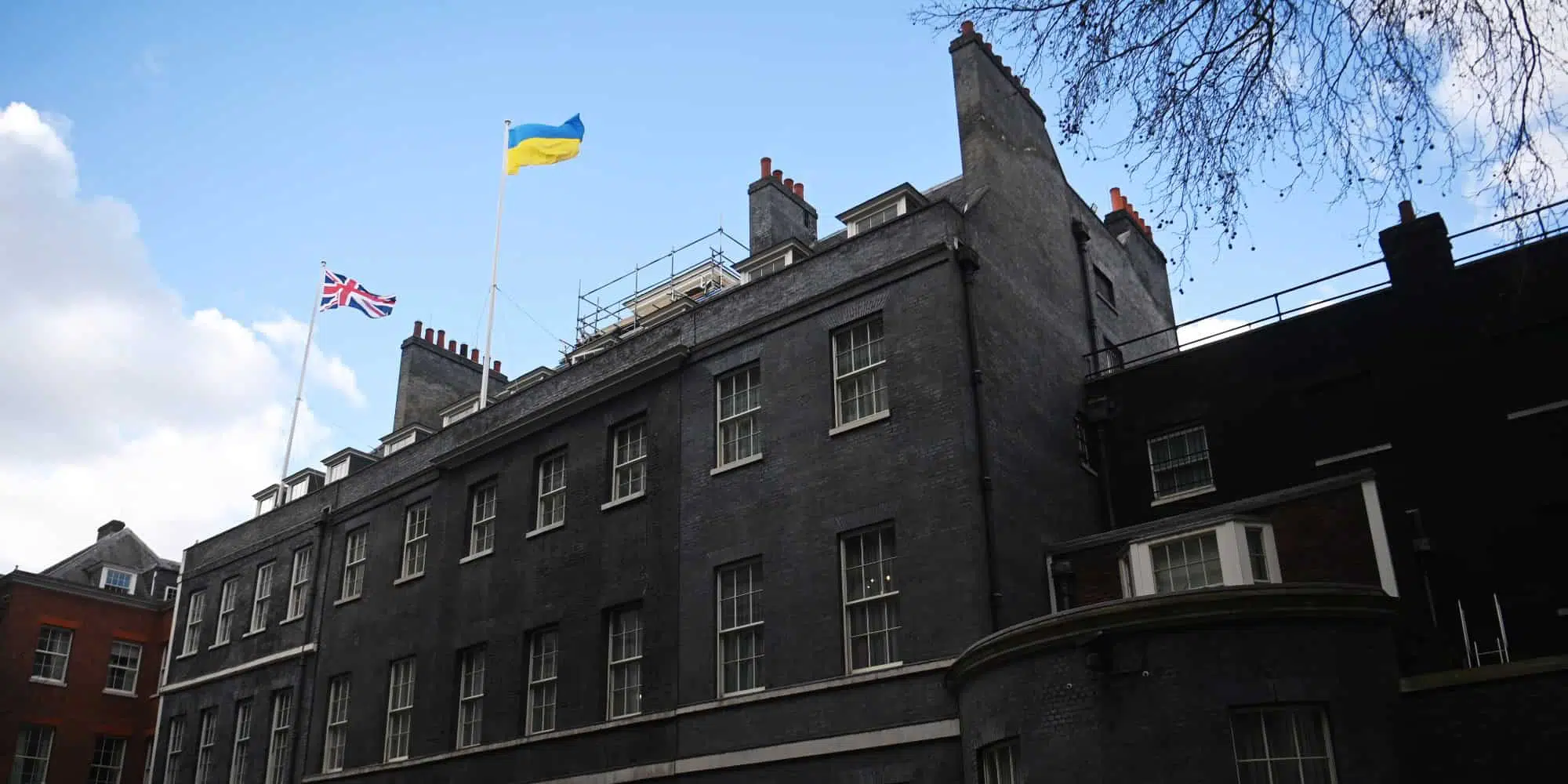Η Ντάουνινγκ Στριτ με βρετανική και ουκρανική σημαία