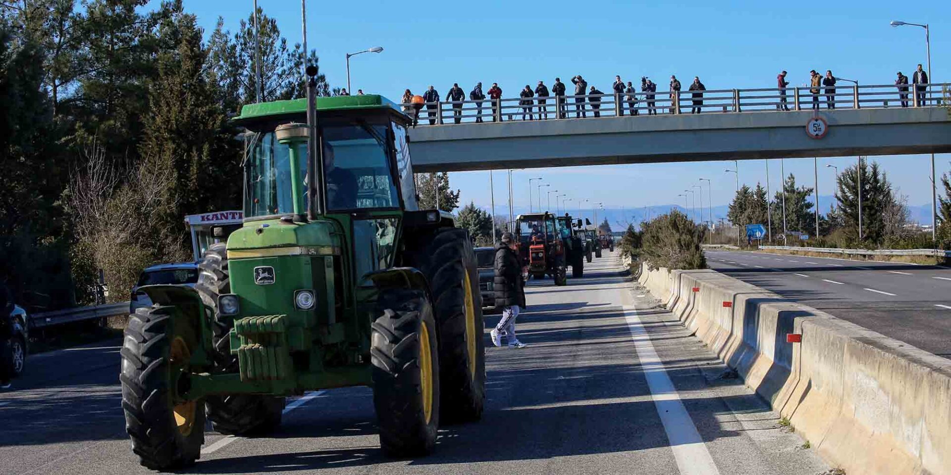 Τρακτέρ στην εθνική Οδό στη Λάρισα