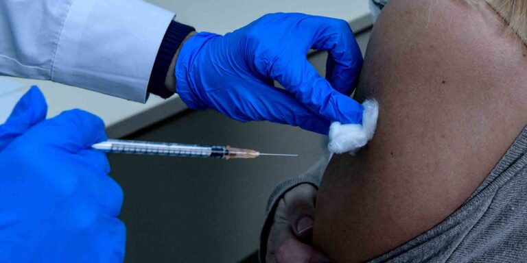 Ανοιχτό το ενδεχόμενο ο εμβολιασμός κατά του κορονοϊού, να γίνεται στα φαρμακεία