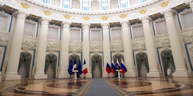 Ο Μακρόν απέρριψε την πρόσκληση Πούτιν να διανυκτερεύσει στο Κρεμλίνο – Κοιμήθηκε σε ξενοδοχείο