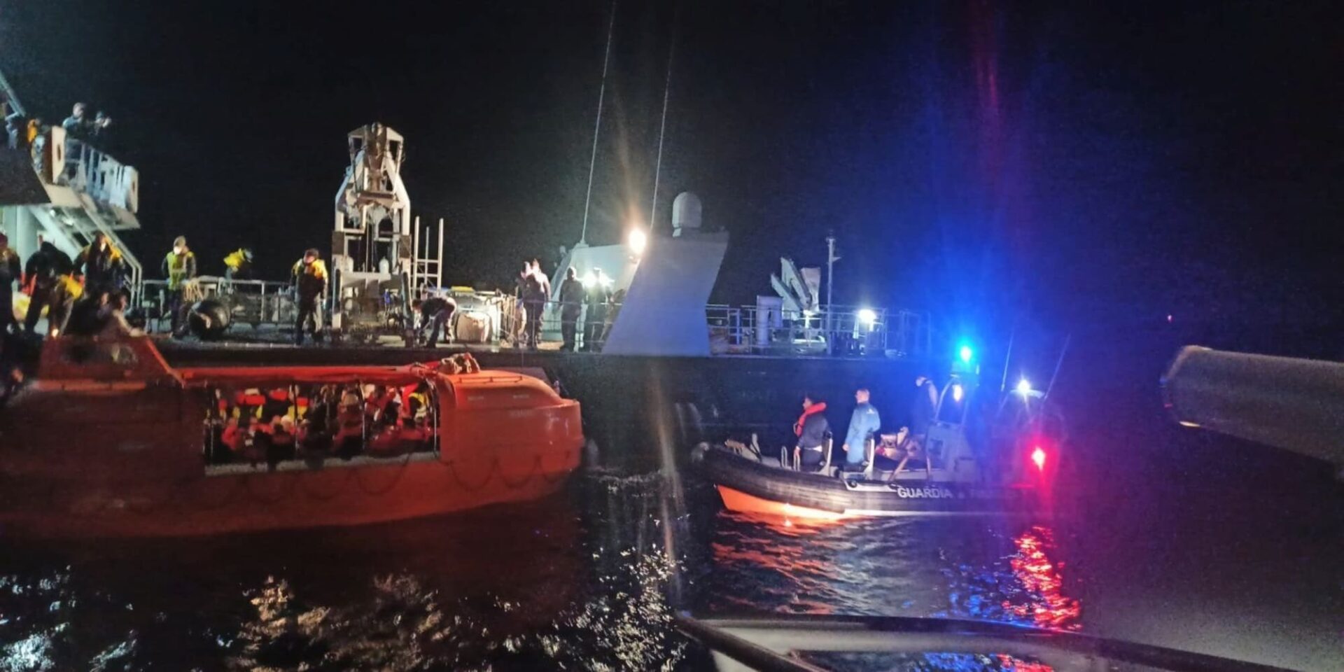 Από την επιχείρηση απεγκλωβισμού του φλεγόμενου Euroferry Olympia