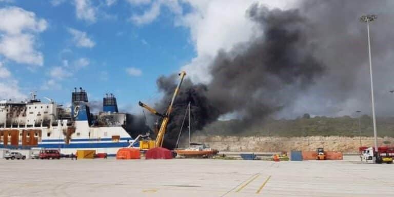 Euroferry Olympia: Αναζωπυρώθηκε η φωτιά στο εσωτερικό του πλοίου – Εκρήξεις και πυκνοί καπνοί (βίντεο)