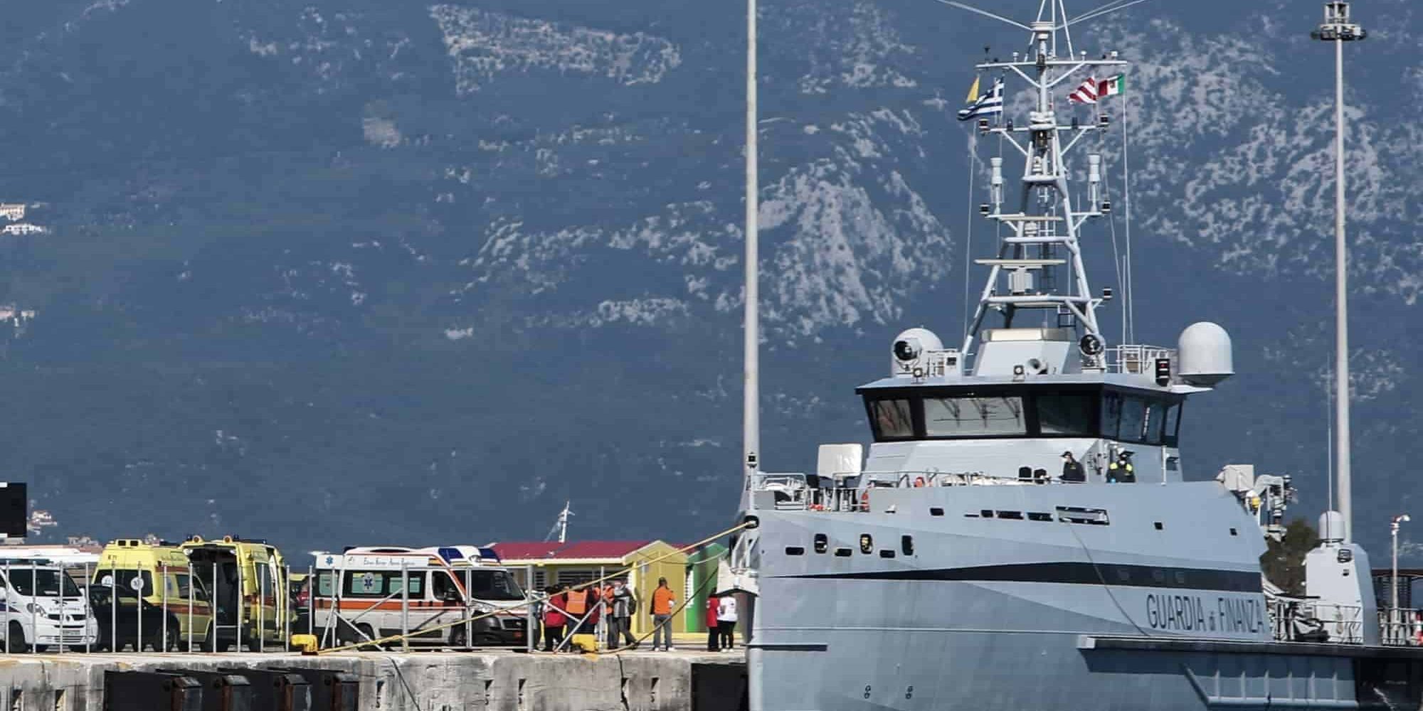 Μεταφορά επιβατών του πλοίου «Euroferry Olympia» στο λιμάνι της Κέρκυρας / Φωτογραφία: Eurokinissi
