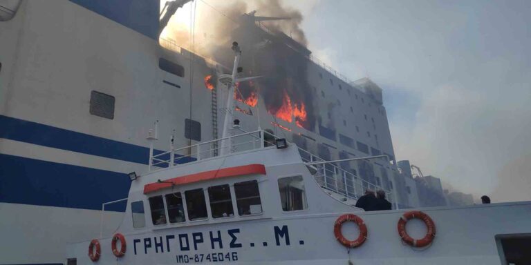 Euroferry Olympia: Προσπάθεια ρυμούλκησης του πλοίου – Στους 550 βαθμούς η θερμοκρασία, ανησυχία για τα καύσιμα και τη ρύπανση